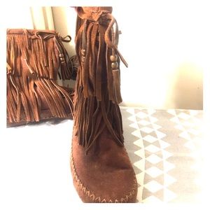Fringe suede leather boots with faux fur lining